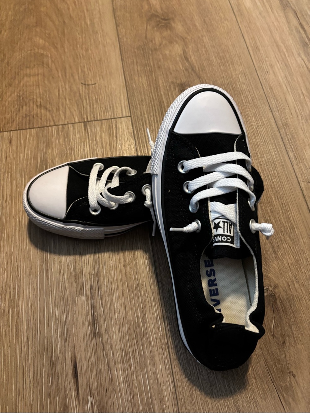 Converse Kids Black and White Low Top Sneakers no tie! - Picture 3 of 3